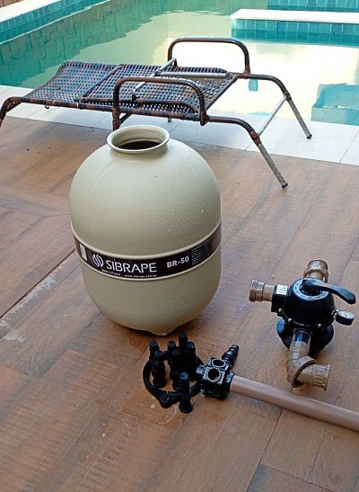 Troca de areia de filtro de piscina deixando 💯 com eficiência na filtragem.