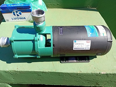 Instalação de bomba de irrigação em quadra de esporte.